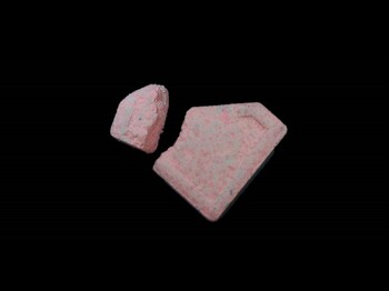Dieses Foto zeigt eine pinke Pille (Logo Punisher)