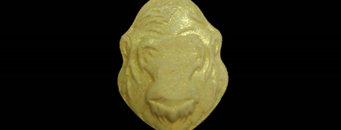 Dieses Bild zeigt eine goldene Pille in Gorilla-Form