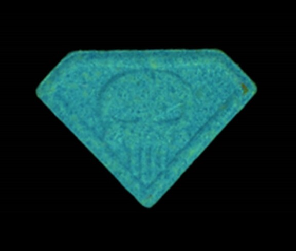 Vorderseite einer blauen Punisher Ecstasy-Tablette