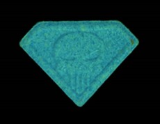 Vorderseite einer blauen Punisher Ecstasy-Tablette