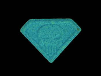 Vorderseite einer blauen Punisher Ecstasy-Tablette