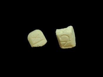 Dieses Bild zeigt zwei weiße Bruchstücke einer Pille.