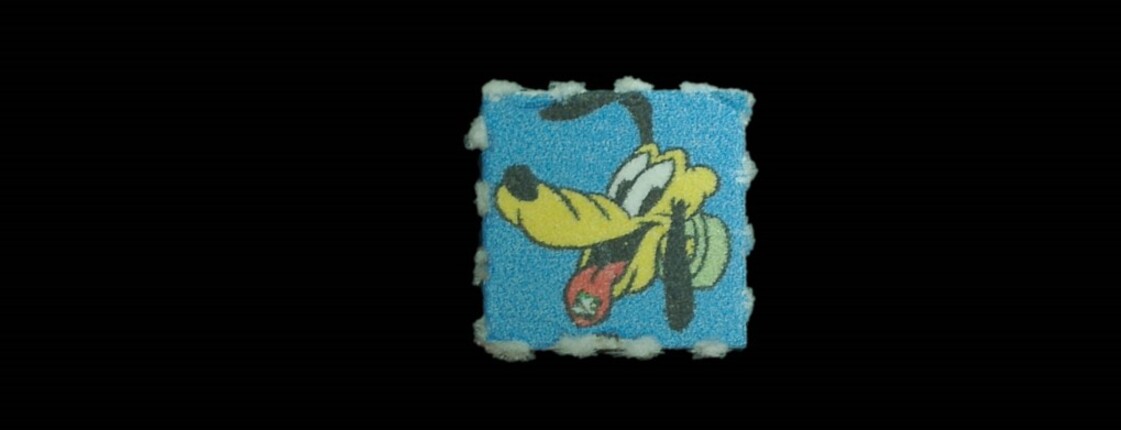Dieses Bild zeigt einen LSD-Blotter (Logo Pluto).